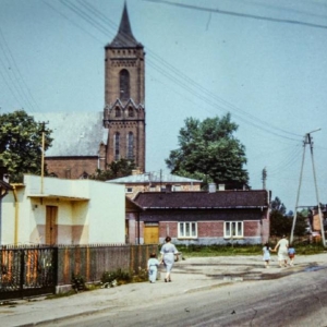 pokaż obrazek - Widok ul. Reymonta z lat 1980-1983., w oddali Kościół pw. św. Marcina