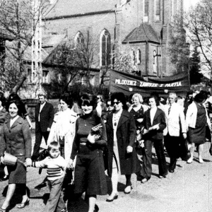 pokaż obrazek - W oddali Kościół pw. św. Marcina w Kobielach Wielkich; widok z lat 1977