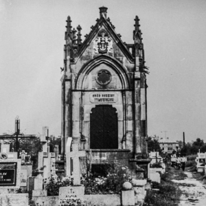 pokaż obrazek - Kaplica grobowa rodziny Tymowskich na Cmentarzu parafialnym w Kobielach Wielkich, widok z lat 80.