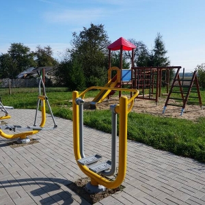 pokaż obrazek - Plac zabaw oraz siłownia zewnętrzna w Karsach
